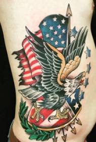 Vita del lato dello studente maschio del tatuaggio della bandiera americana sull'immagine del tatuaggio dell'aquila e della bandiera americana