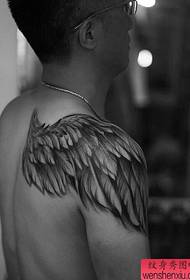 Et skuldervinget vinget tatoveringsarbejde efter tatovering