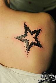 Espectáculo de tatuaje, recomiende el patrón de tatuaje de estrella de cinco puntas en el hombro de una mujer