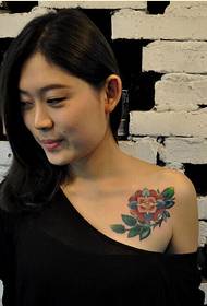 Mode beauté épaules bel endroit couleur motif floral tatouage photo