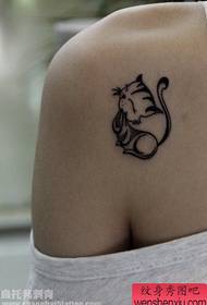 Male svježe tetovaže mačaka na ramenu
