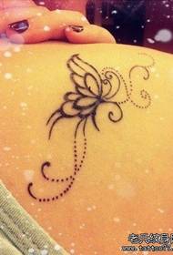Mala svježa tetovaža leptira na ramenu djeluje