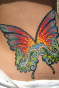 美しい腰のエッジの効いた美しい蝶の羽のタトゥー画像