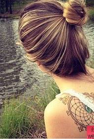 Európai és amerikai lányok hátsó színű alternatív tetoválás