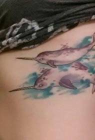 Tetovēšanas vaļu meitenes viļņveida tetovējuma attēls meitenes pusē