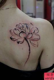 Bir kızın omuz sırtında mürekkep tarzı lotus dövme deseni