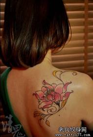 美女肩膀漂亮的粉色莲花纹身图案