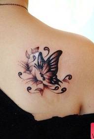 Žena ramena dobar uzorak tetovaža