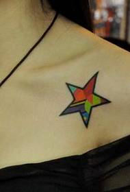 Meitenes iecienītākais plecu krāsas piecu zvaigžņu tetovējums