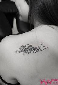 Frisk sort og hvid engelsk brev skulder tatovering