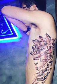 dobro izgledajući uzorak tetovaže lotosa sa bočne strane muškarčeva struka