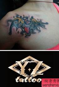 Klasičan uzorak tetovaža šišmiša na ramenima devojaka