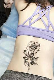 nežen cvetni vzorec tatoo na hrbtni strani je svež in naraven