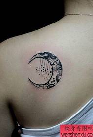 padrão de tatuagem de lua de ombro de uma mulher
