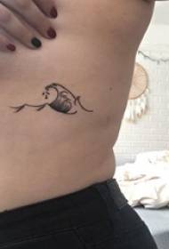 Illustrazione del tatuaggio della vita laterale Vita laterale della ragazza sull'immagine nera del tatuaggio dell'onda