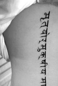 Vzorek tetování Sanskrit v pase je velmi krásný