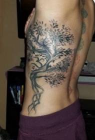 Bočni struk bočnog struka ženska djevojka na crnoj slici velike tetovaže stabla