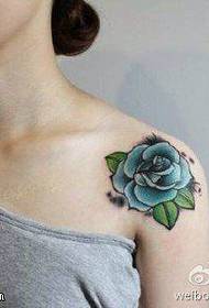 ສັກຢາສັກກະປຸກ Rose Shoulder ໂດຍ Tattoo Sharing