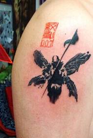 ძლიერი კაცის მხრის პიროვნულობის ალტერნატიული ნიმუში tattoo