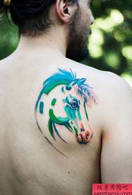 Татуировка коня на плече