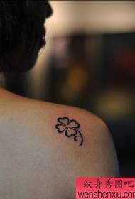 Muestra de tatuajes, recomiende un tatuaje de trébol de cuatro hojas en el hombro