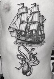 Tattoo-sy-middellyf manlike seuns sywaarts op die seilboot en seekat-tatoeëringfoto's