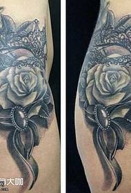 model de tatuaj de trandafir în talie