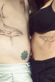 I-tattoo yezilwane ezincane ezincane eziseceleni okhalweni kwesithombe esimnyama se-whale tattoo