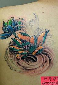 Jongen syn skouders prachtige kleurige lotus tatoetmuster