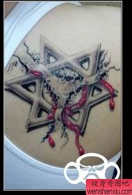 Beautiful shoulders, nice looking, tearing blood, six-pointed star tattoo pattern
