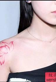 Patrón de tatuaxe de loto de ombreiro da muller