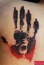 Dječak na ramenu dlan apstraktni uzorak tetovaže