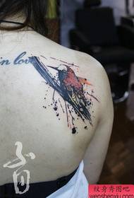 女生肩背流行流行的小鸟纹身图案