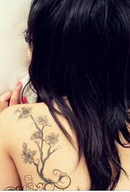 Hermosa nena d'espatlla en blanc i negre bonic patró de tatuatge de préssec