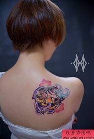 Женские плечи популярной поп-аквариума и татуировки с золотой рыбкой