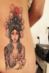 Tatuaggio elegante in vita da ragazza