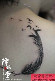 Izvrsni pernati uzorak tetovaža na ramenu