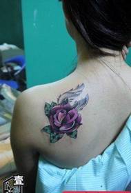 Ljepota tetovaža ruža u boji ramena