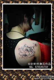 Моден модел татуировка на татуировка на лотос на гърба на рамото на жена