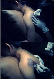 Escena del tatuatge de l'espatlla del tòtem del cor