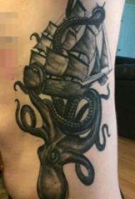 zēnu sānu jostasvieta melni pelēka skice astoņkājis Tetovējuma attēls ar buru laivu