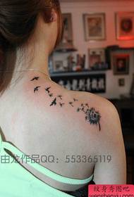 Femaleенски рамења популарна класична шема на тетоважа на глуварче
