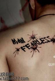 Popularni uzorak tetovaža: uzorak tetovaže engleskog abecede na ramenu