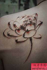 На плечах лише красиві візерунки татуювання лотоса в стилі чорнила