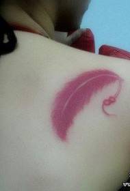 Uzorak tetovaže crvenog perja na jednom ramenu
