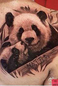 Tatuaż na ramieniu narodowej pandy skarbów działa