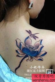 女生肩背流行精美的莲花纹身图案