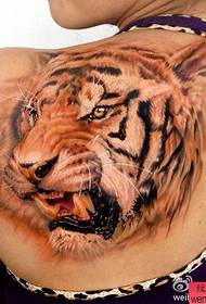 un tatuaje de tigre en el hombro de una mujer