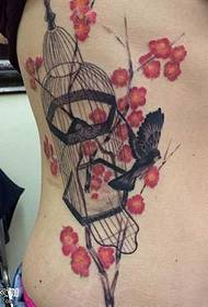 ຮູບແບບ tattoo birdcage ແອວ