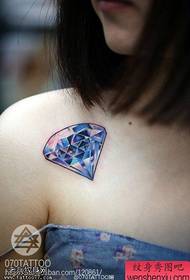 Diamantne tetovaže žena na ramenu pomoću dijeljenja tetovaža